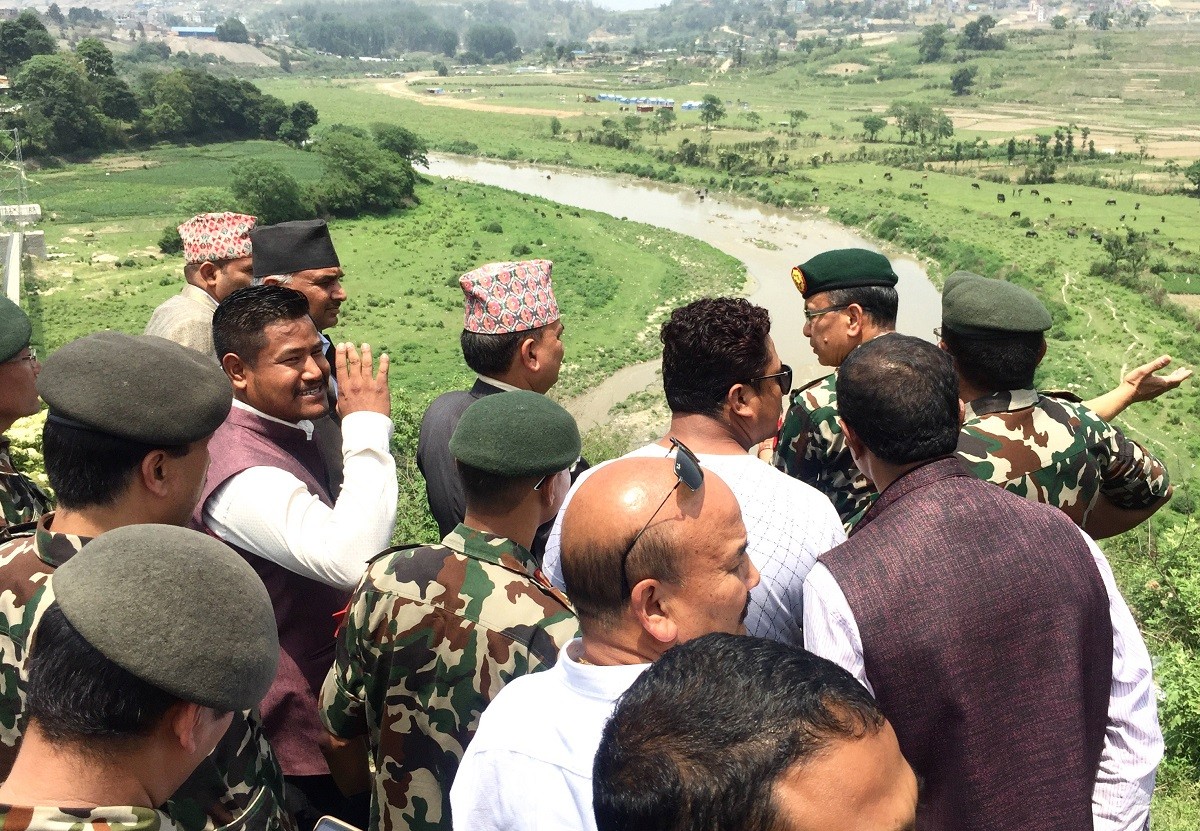 सिकालीको थुम्कोमा शुक्रबार मन्त्री र जर्नेलद्वयलगायत। अगाडि देखिएको निलो टेन्ट लगाइएकै क्षेत्र फास्टट्रयाकको प्रस्तावित प्रस्थानविन्दु हो। हाल यस स्थानभन्दा पाँच किलोमिटर अझ दक्षिणतर्फ पर्ने फर्सीडोलको चर्चा पनि सुरु भएको छ। तस्बिरः गिरीश गिरी/सेतोपाटी