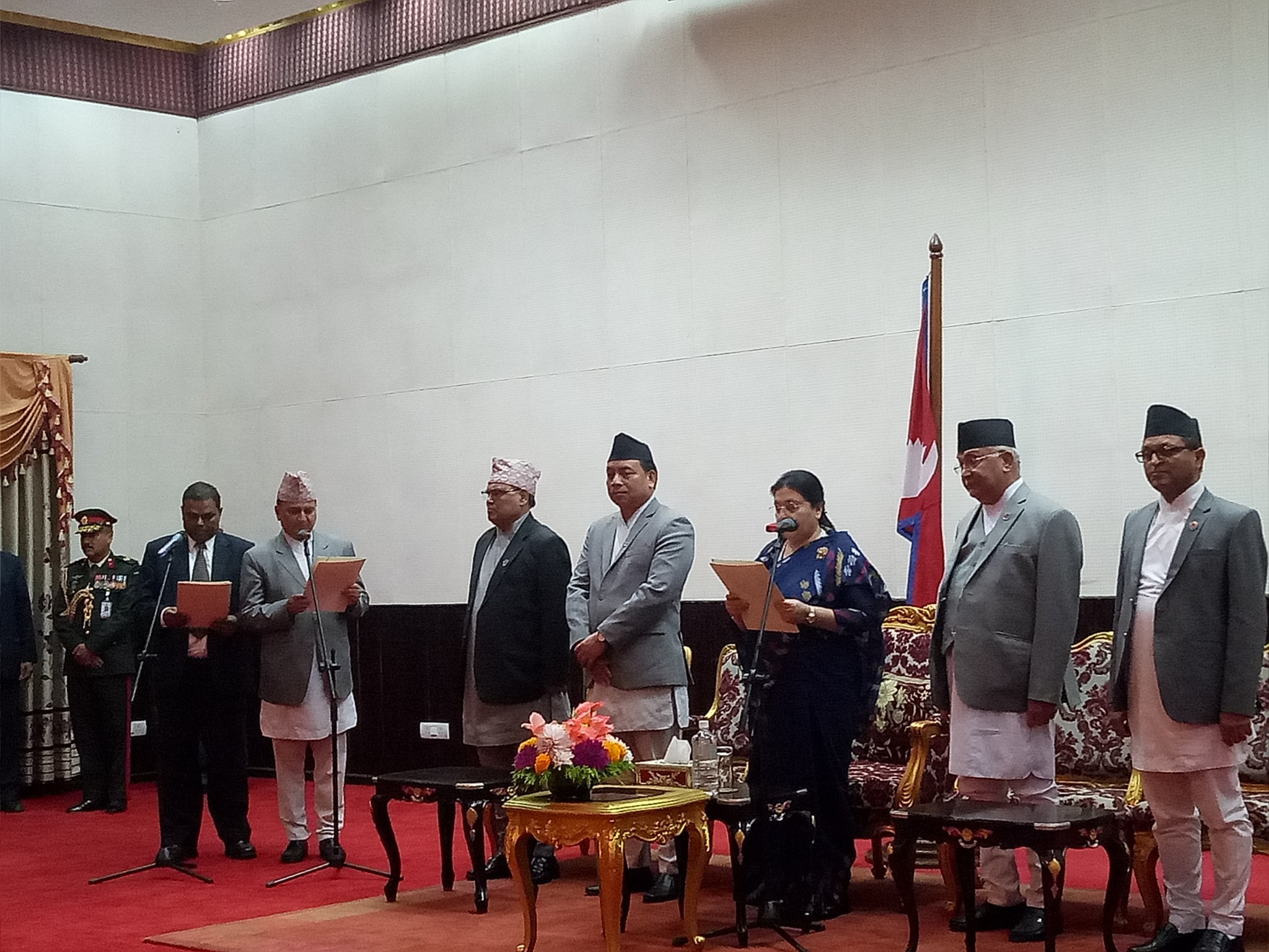 उपप्रधानमन्त्रीको सपथ लिँदै रक्षा मन्त्री ईश्वर पोखरेल र स्वास्थ्य मन्त्री उपेन्द्र यादव। तस्बिरः याम चौरसियाको फेसबुकबाट।