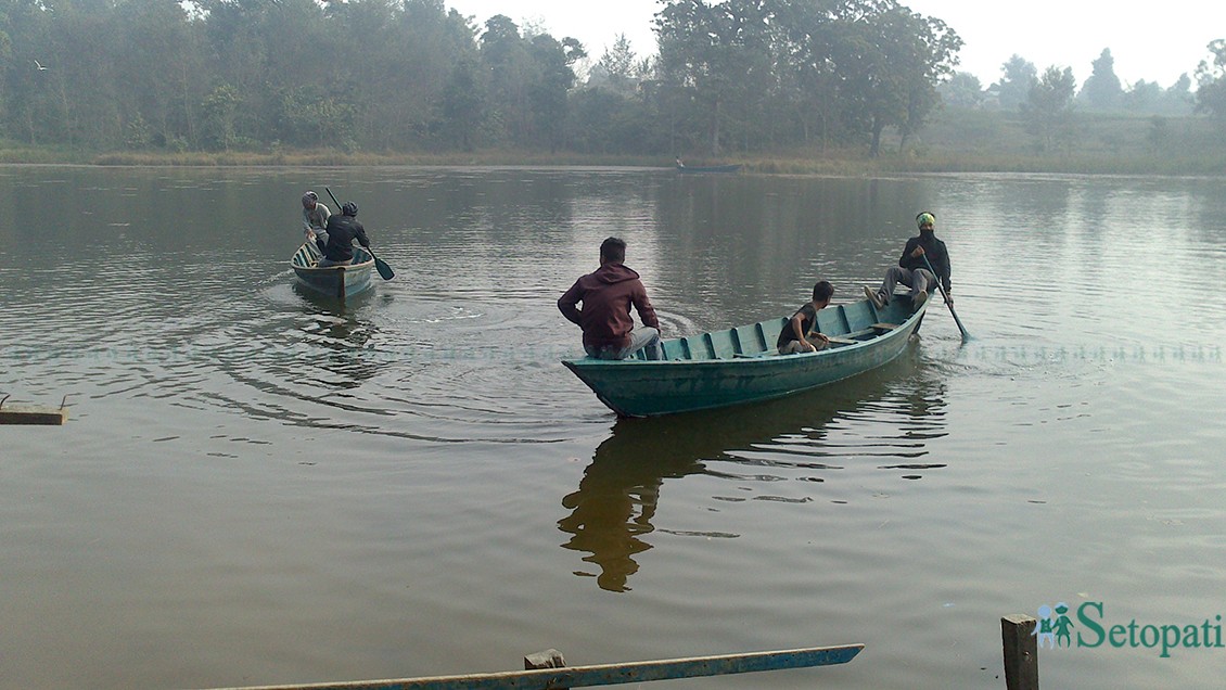 तालमा नौका विहार गर्दै आन्तरिक पर्यटकहरू। तस्बिर भगवती