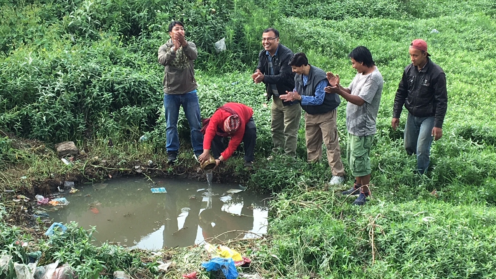 मच्छिन्द्रनाथ र मीननाथको जात्रा सकियो भनेर पाताललोकमा नाग देउतालाई सन्देश पठाउन यही जेठ १९ गते लगनखेलको सप्तपातालमा एकजोडी माछा छाडिँदै। अतिक्रमणले सप्तपाताल पोखरी मासिएपछि स्थानीयले खाल्डो खनेर माछा छाडेका हुन्। तस्बिर सौजन्य: प्रकाश अमात्य