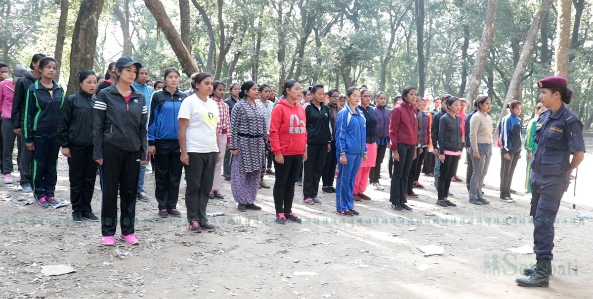 गत वर्षको आमनिर्वाचनमा म्यादी प्रहरी तालिम लिँदै महिलाहरू। तस्बिरः सेतोपाटी