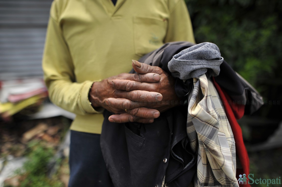 बाढीले टहरा डुबाएपछि बास बस्ने अलमलमा। तस्बिरः नारायण महर्जन/सेतोपाटी