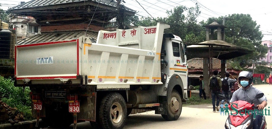 बालकुमारी मन्दिर अगाडि देखिएको टिपर। तस्बिर: गिरीश गिरी/सेतोपाटी