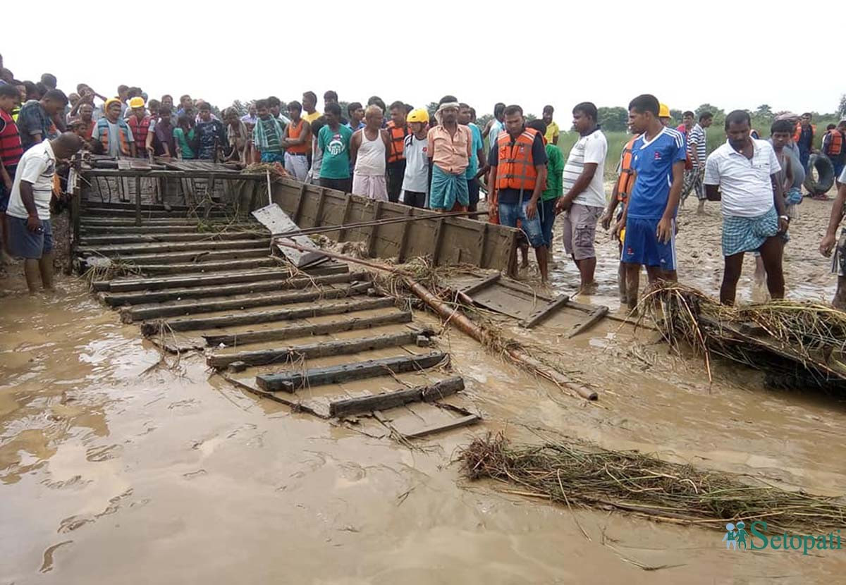 दुर्घटनाग्रस्त डुंगा। तस्बिरः राकेश यादव