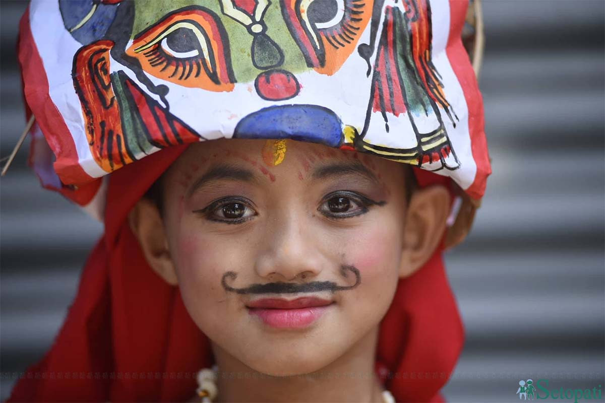 गाई जात्राको अवसरमा सोमबार भक्तपुरमा गाईको रूपमा सिंगारिएका एक बालक। तस्बिरः नारायण महर्जन/सेतोपाटी