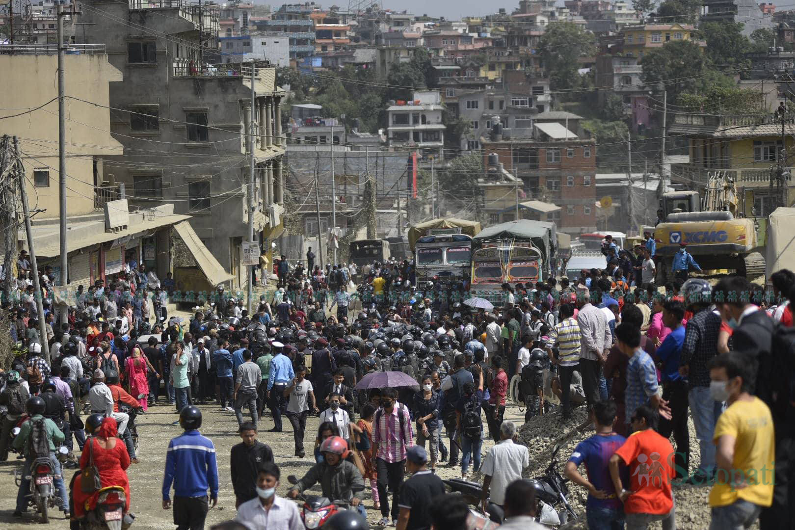 सडकबाट उडेको धुलोले स्वच्छ हावामा सास फेर्न नपाइएको भन्दै आन्दोलनमा उत्रिएका चन्द्रागिरि-१५ का स्थानीय। तस्बिर: नारायण महर्जन/सेतोपाटी