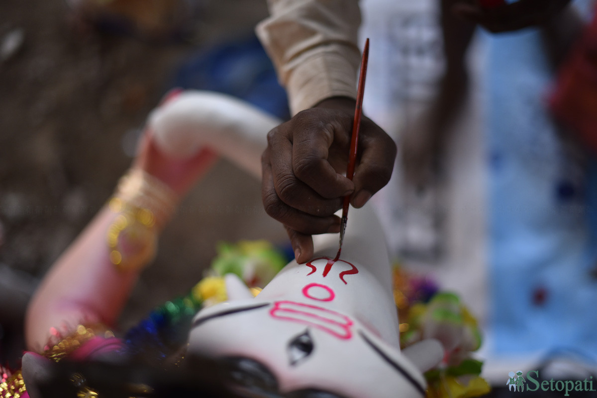 ललितपुरको सानेपास्थित दसैँका लागि माटोका मूर्तिहरु बनाउदै २८ वषर्या अजुन पण्डित। मूर्तिहरू ३० देखि ७० हजारसम्ममा विक्री गरिन्छ। तस्बिरः नारायण महर्जन