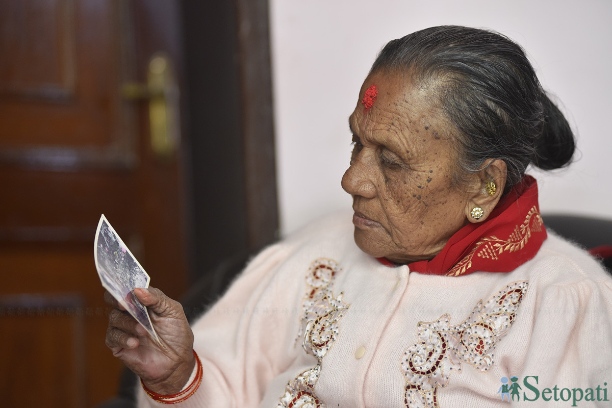 ८७ वर्षीया विष्णुकुमारी श्रेष्ठलाई आफू जन्मे-हुर्केको ठाउँ बन्दीपुरको खुब याद आउँछ। त्यहाँ बिताएका क्षणहरू सुनाउन पाउँदा उनी दंग पर्छिन्। तस्बिरः नारायण महर्जन/सेतोपाटी