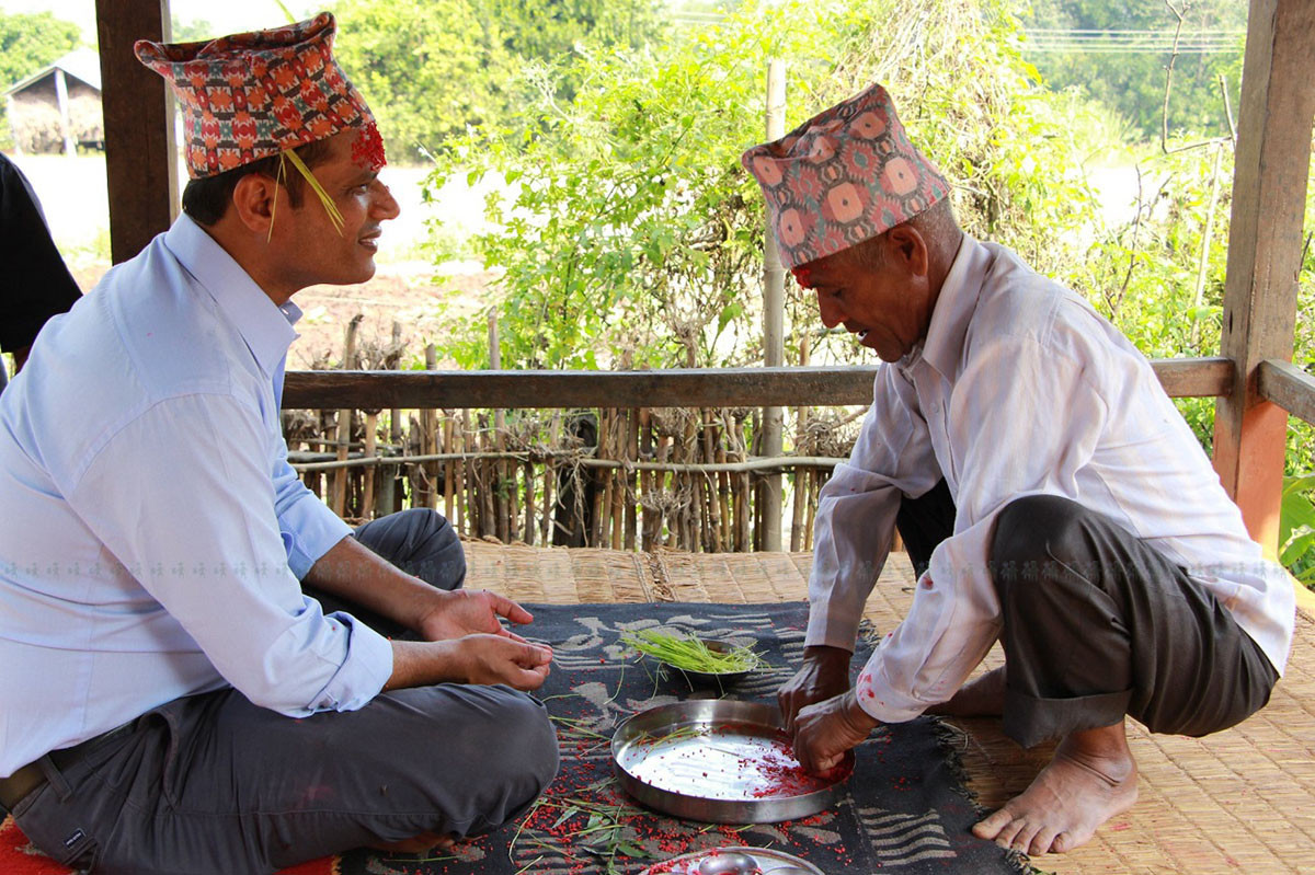 हजुरबासँग टीका लगाउँदै।