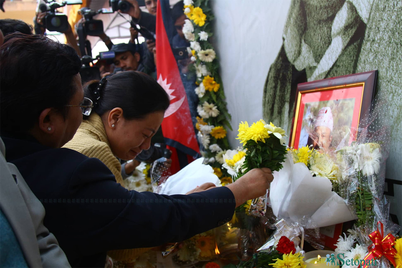 पति प्रकाश दाहालको स्मृति सभामा भावविह्वल भएकी पत्नी बिना मगर। तस्बिरः निशा भण्डारी