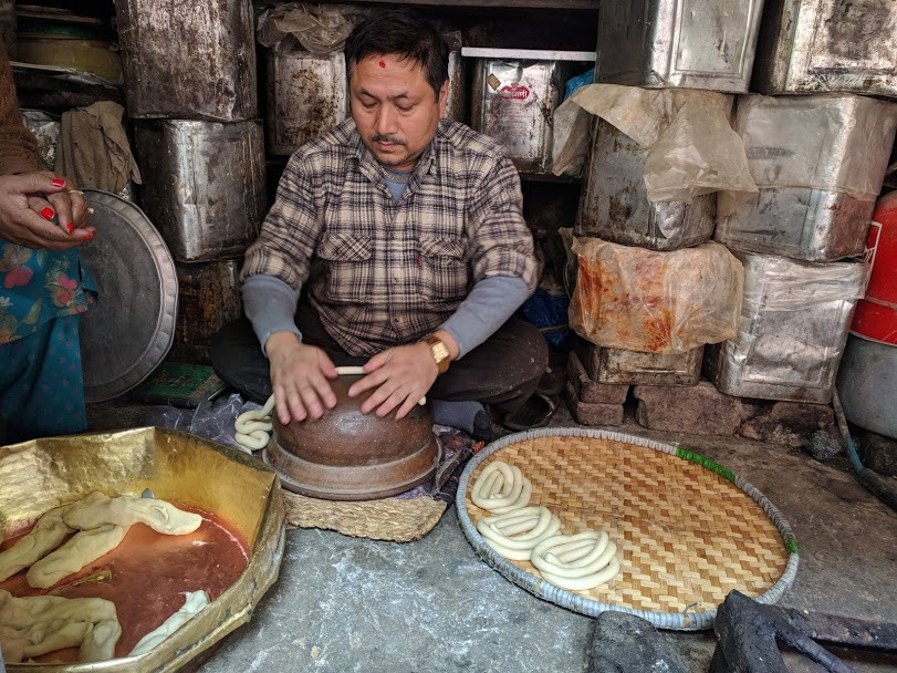 नरदेवीका पूर्णमान ताम्राकार लाखामरी बनाउँदै। तीन पुस्तादेखि चल्दै आएको उनको पसल ‘लाखामरी पसः’ भनी परिचित छ। तस्बिर: आलोकसिद्धि तुलाधर