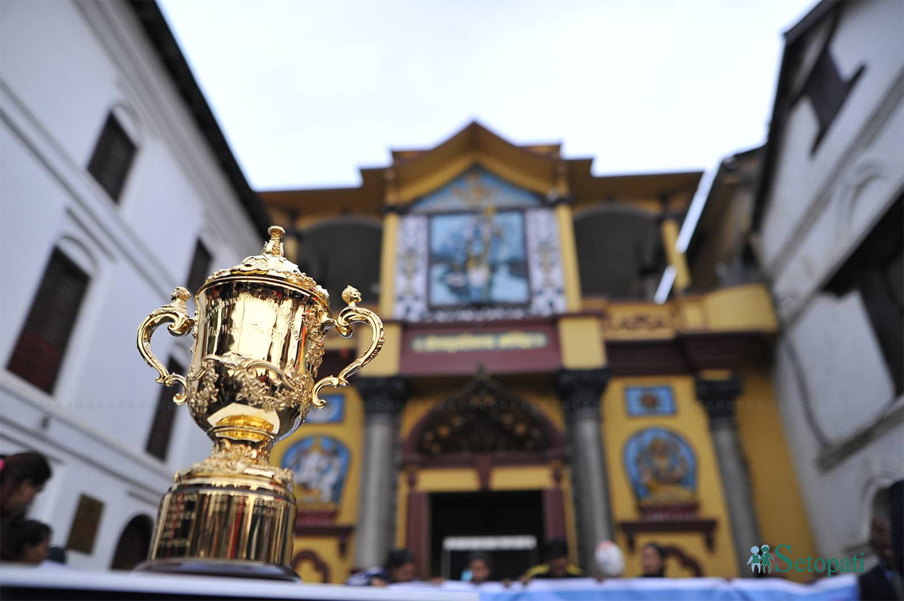 पशुपति मन्दिर परिसरमा प्रदर्शनीमा राखिएको रग्बी विश्वकप ट्रफी। तस्बिरः नारायण महर्जन