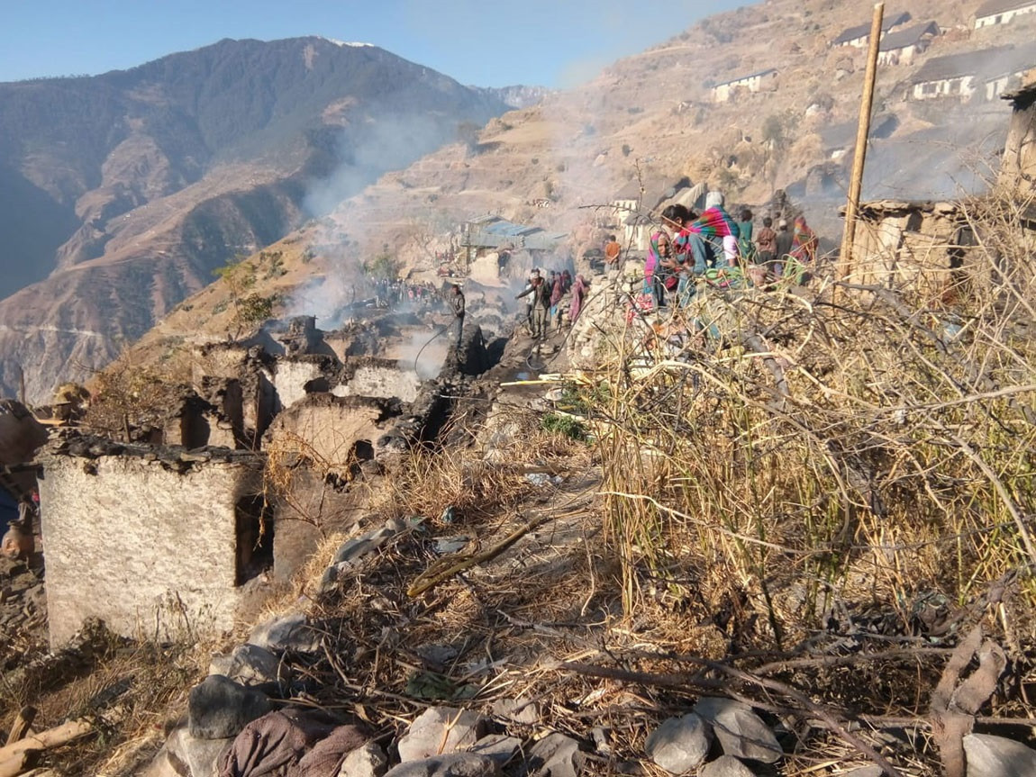 पुस ८ गते राति आगलागी भएको कालीकोटका खाडान्यौपाने गाउँ। तस्वीरः दिपकजंग शाही