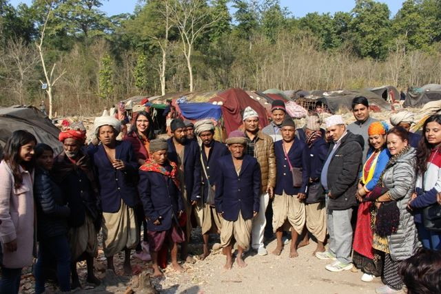 सामाजिक विकास मन्त्रालयले वितरण गरेको कोट लगाएपछि लिइएको राउटेहरूको सामूहिक तस्बिर।