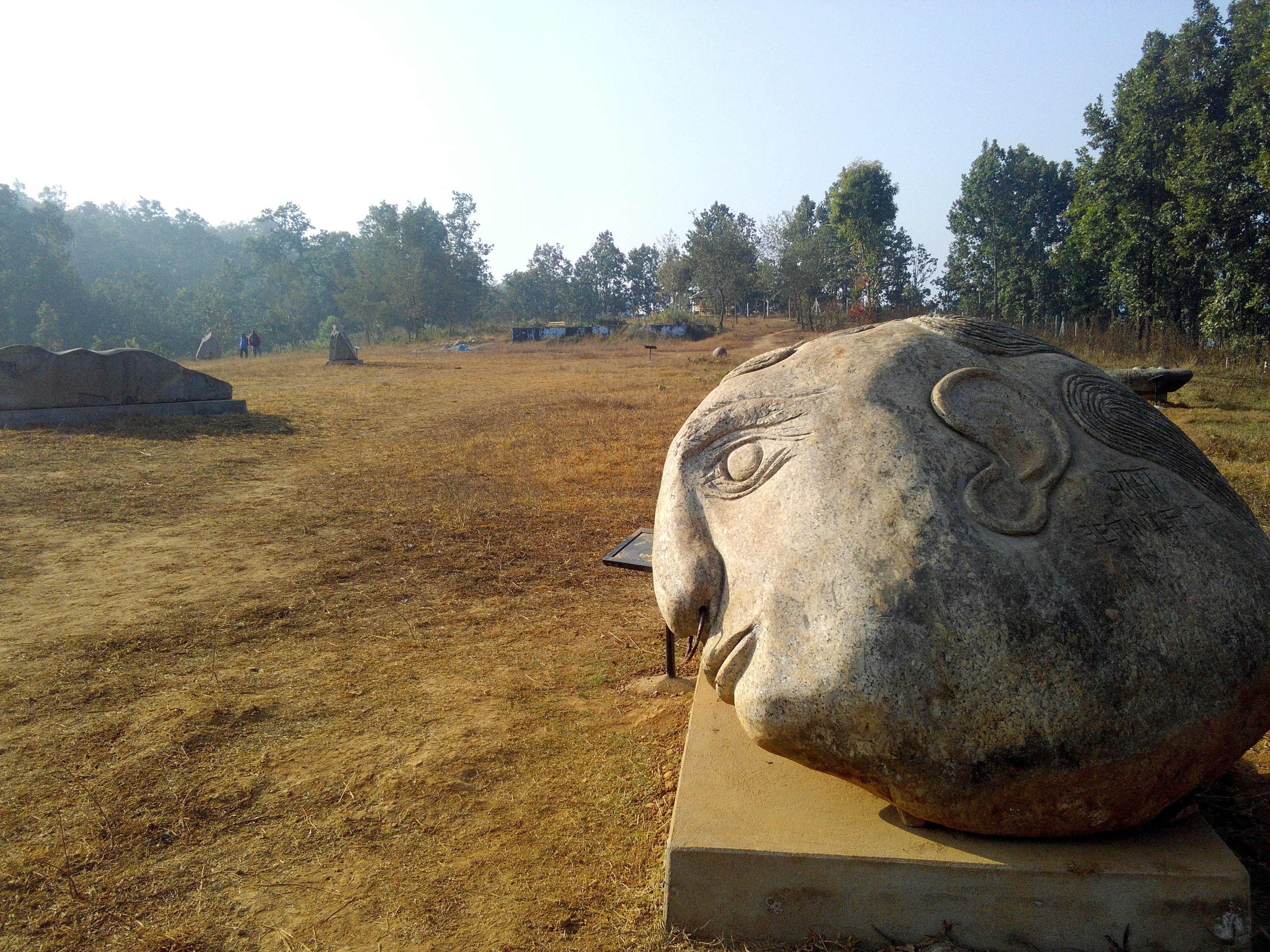 हेटौंडाको हर्नामाडीस्थित गुम्बा डाँडामा रहेको मूर्ति बगैंचा।