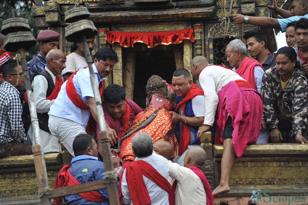 रातो मच्छिन्द्रनाथ (बुंगद्य) को मूर्तिलाई आइतबार पाटनको पुल्चोकमा रथारोहण गरिँदै। वर्षकै लामो यो रथयात्रा बुधबारबाट सुरु हुनेछ। तस्बिर: नारायण महर्जन/सेतोपाटी