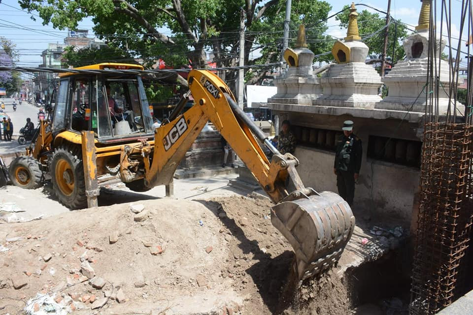 स्वयम्भूमा बनेको आधुनिक प्रवेशद्वार भत्काइँदै। तस्बिरः गणपतिलाल श्रेष्ठ