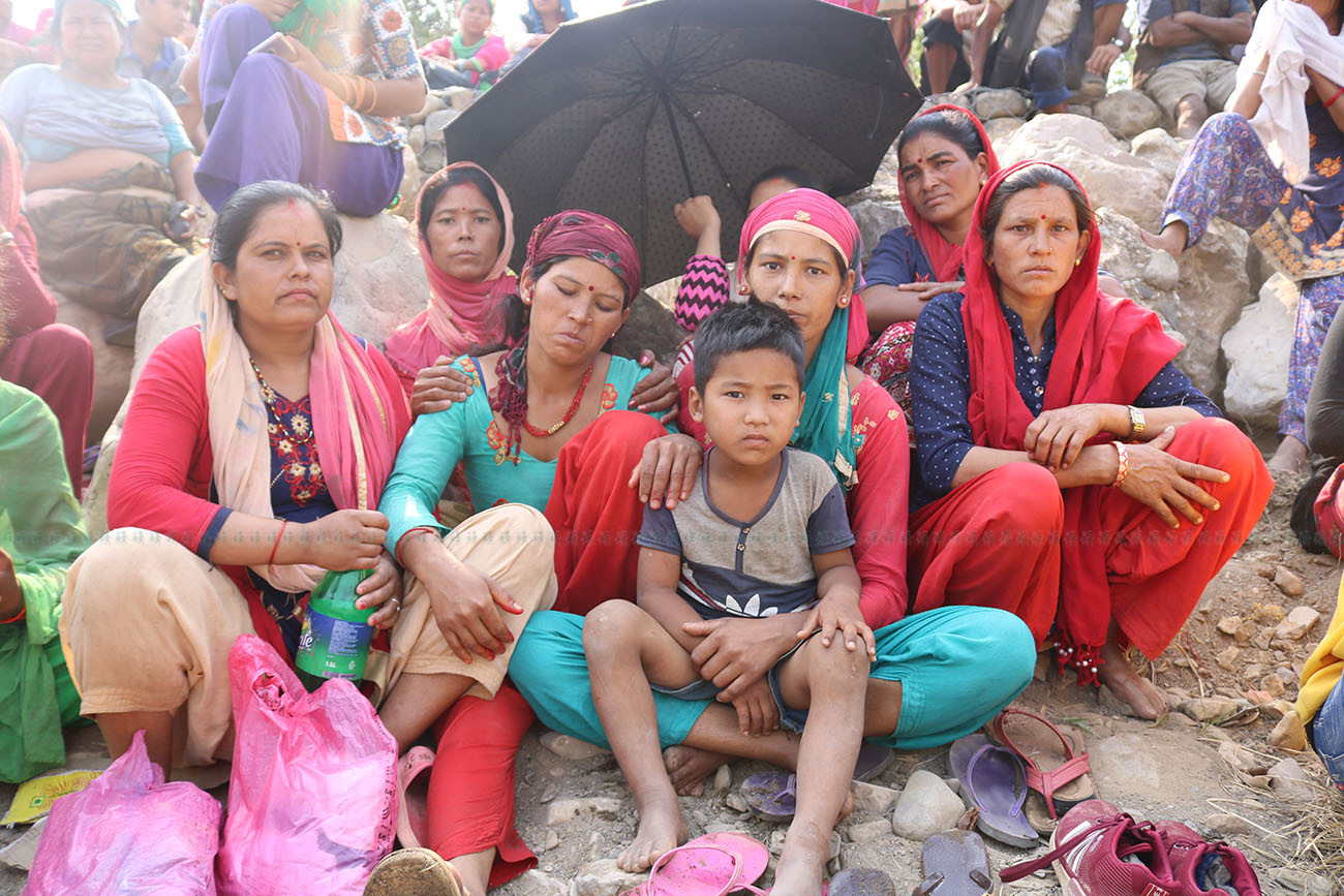 गोकुलको अन्त्येष्टीमा सहभागी भएका उनका परिवार। तस्बिर : नारायण खड्का/सेतोपाटी