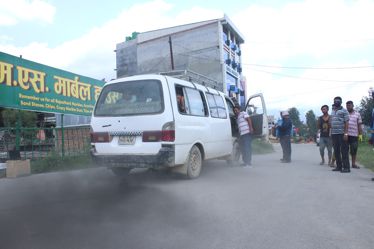 बुधबार एक माइक्रो बसको प्रदुषण मापन गर्दै विभागका कर्मचारी। तस्बिर सौजन्य : सुमन गिरी।