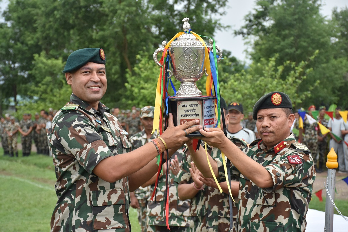 पृतनापति ट्रफी प्रतियोगिताको उपाधि ग्रहण गर्दै १९ नम्बरका बाहिनीपति झुलेन्द्र बस्नेत। तस्वीरः दिपकजंग शाही/सेतोपाटी