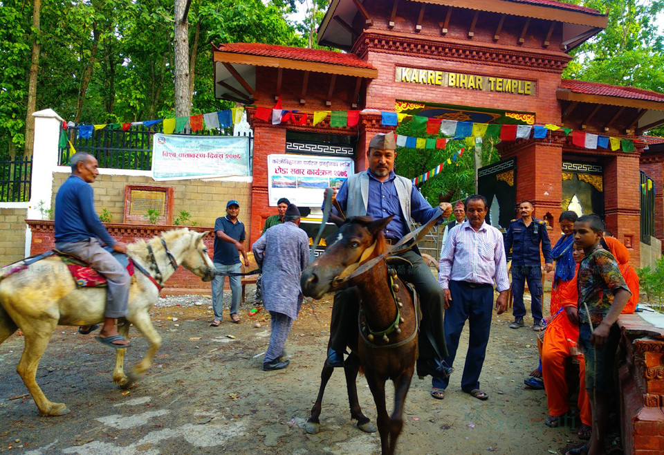 सोमबार काँक्रेविहारमा सुरू गरिएको घोडा सवारीको उद्घाटनमा कर्णाली प्रदेशका मुख्य न्यायाधिवक्ता विद्याभूषण मानन्धर।तस्बिर: दिपकजंग शाही/सेतोपाटी