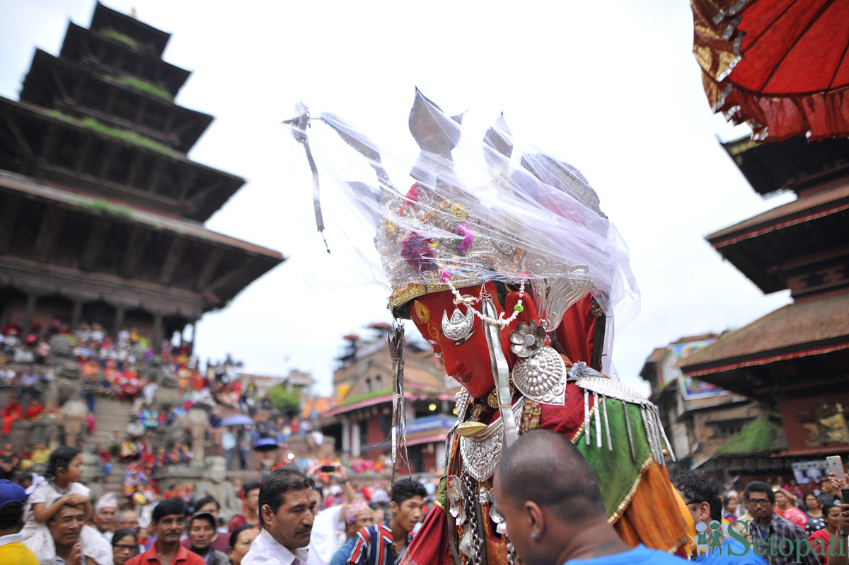 भक्तपुरमा बुधबार आयोजित पञ्चदान। तस्बिर: नारायण महर्जन/सेतोपाटी