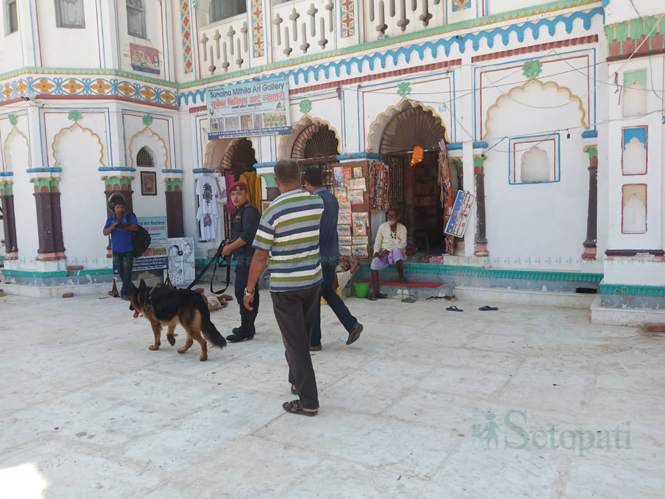 जानकी मन्दिरमा तालिमप्राप्त कुकुरसहित चेकजाँच गर्दै प्रहरी। तस्बिर : नेहा झा/सेतोपाटी।