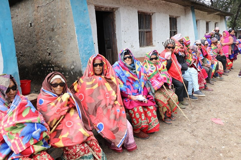 तस्वीरः आँखा शिविरबाट सेवा लिएका नागरिक।