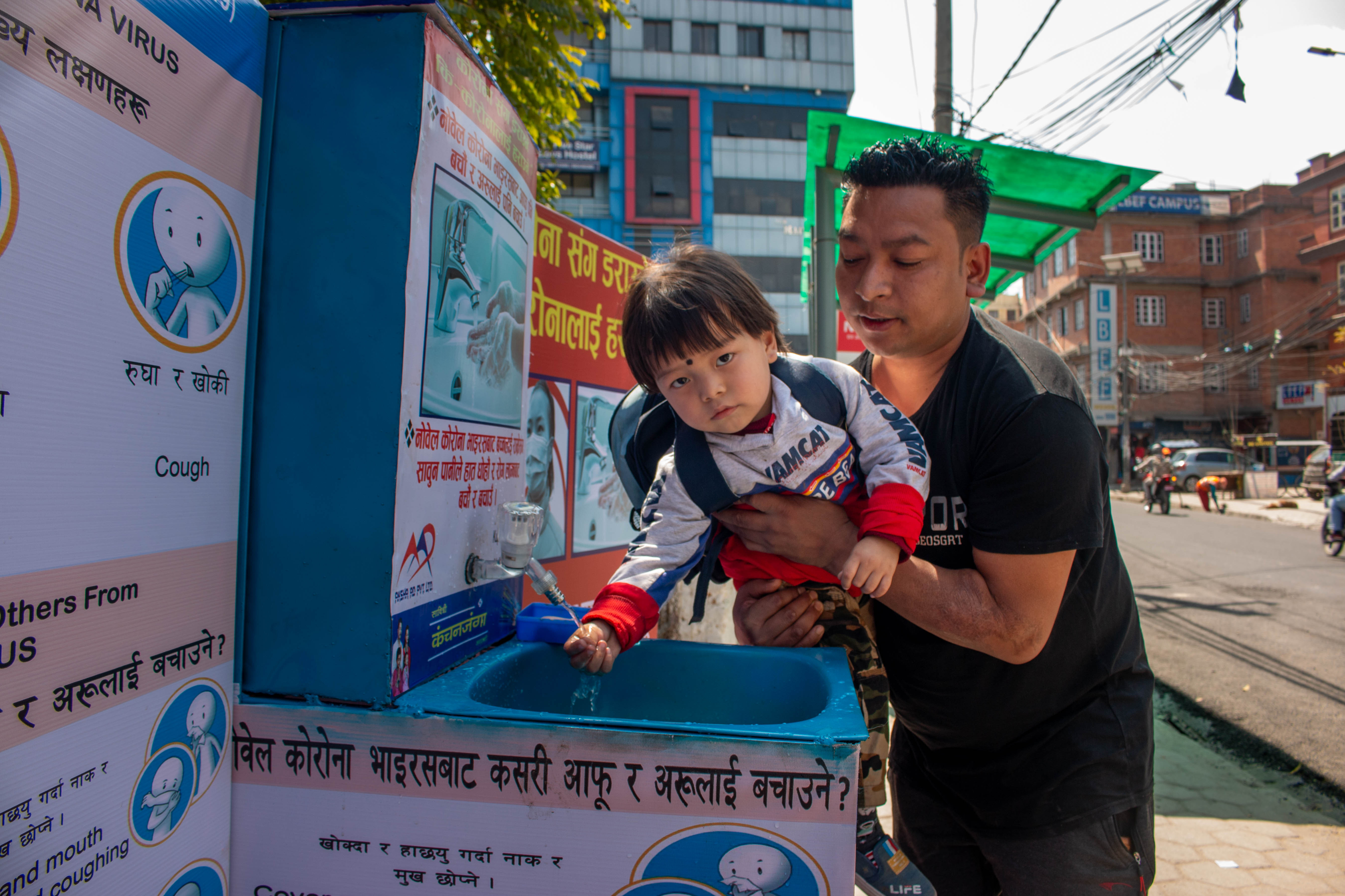 मंगलबार मैतिदेवीमा व्यवस्था गरिएको साबुन-पानीले हात धुन सिकाउँदै। तस्बिरः समीर श्रेष्ठको इन्स्टाग्राम।