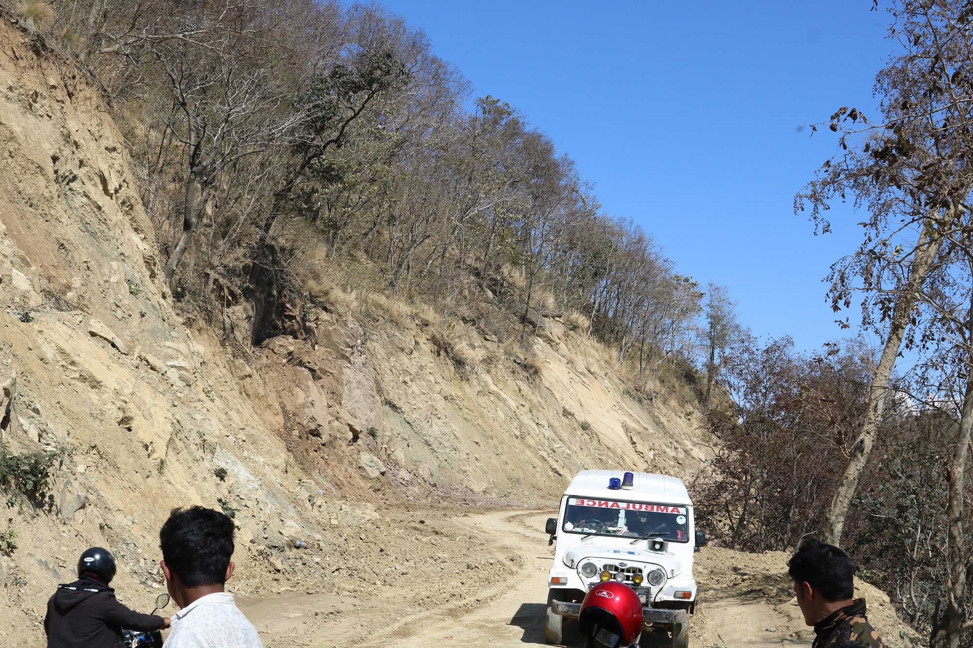 अमेलिया नाकाबाट तुलसीपुरतर्फ आउँदै गरेको एम्बुलेन्स। तस्वीर: सेतोपाटी।