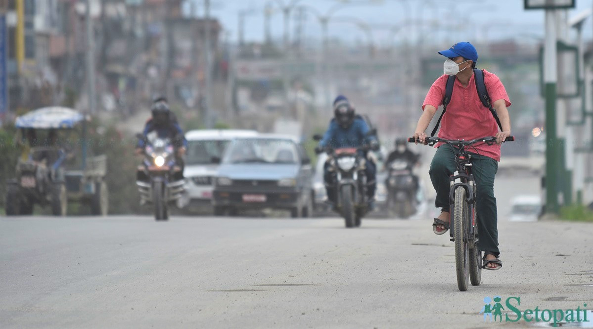 लकडाउन खुकुलो भएपछि सडकमा साइकल चलाउँदै यात्रु। तस्बिरः नारायण महर्जन/सेतोपाटी