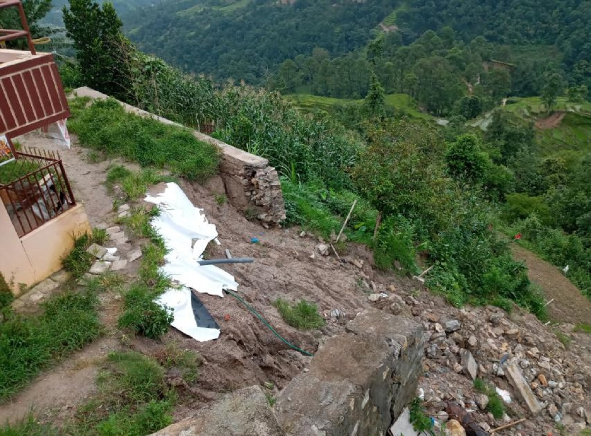 शंखरापुर-२ पटापमा पहिरो जोखिममा परेको घर। तस्बिर सौजन्यः रमेश लामिछाने