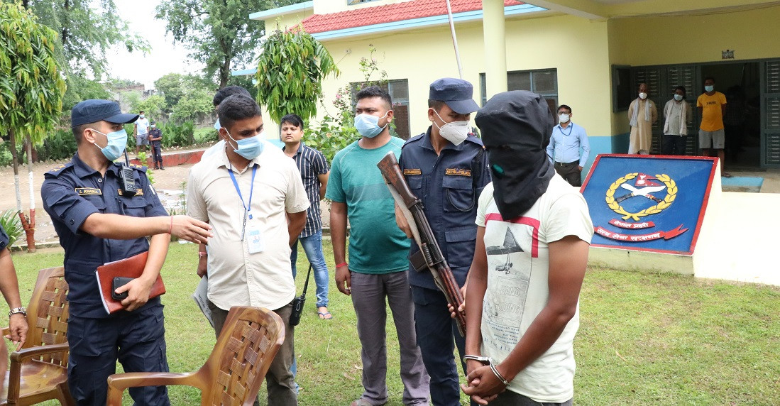 पक्राउ कलिम खाँलाई सार्वजनिक गर्दै प्रहरी।