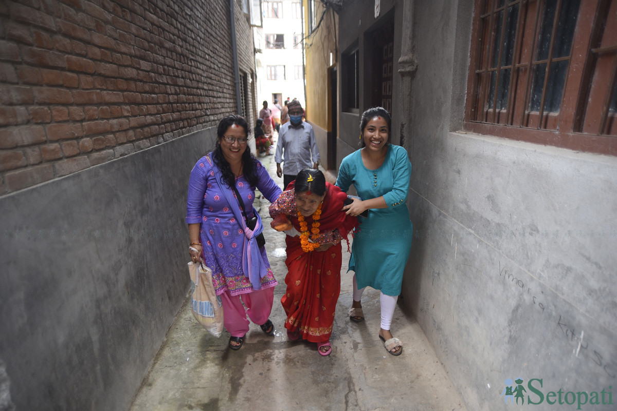 कीर्तिपुर, प्यंगथाँकी ७० वर्षीया लक्ष्मीकुमारी महर्जन शुक्रबार बिहान दुई जना नातिनीहरूका साथमा रातो मच्छिन्द्रनाथको फूल र पूजा लिन जाँदै। तस्बिर: नारायण महर्जन/सेतोपाटी