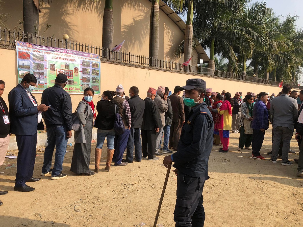 सौराहामा एमाले महाधिवेशनमा मतदानका लागि लामवद्ध एमाले महाधिवेशन प्रतिनिधि।