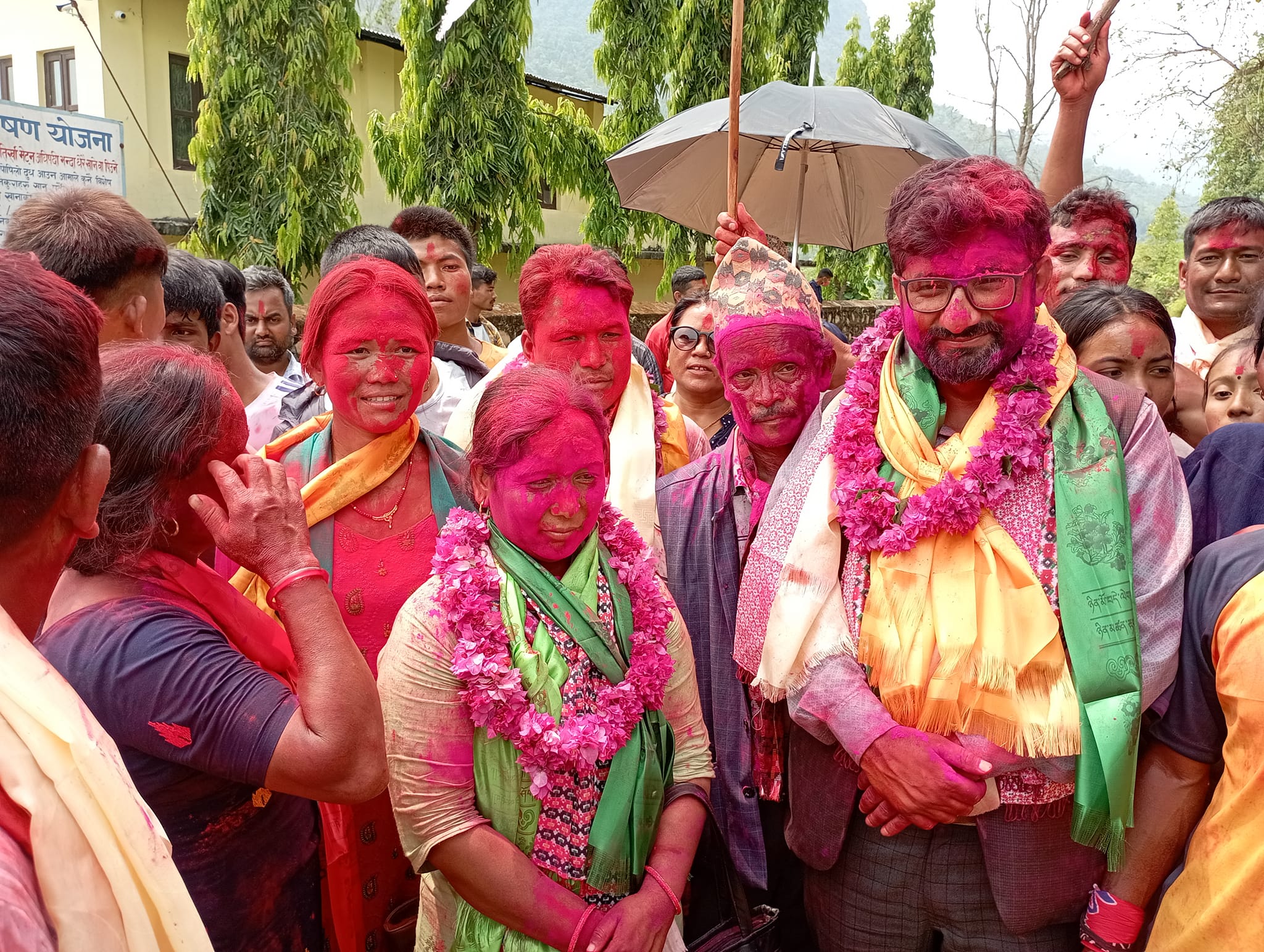 नवलपुरको बौदिकाली गाउँपालिकामा जितेपछि एमाले उम्मेदवारहरू।