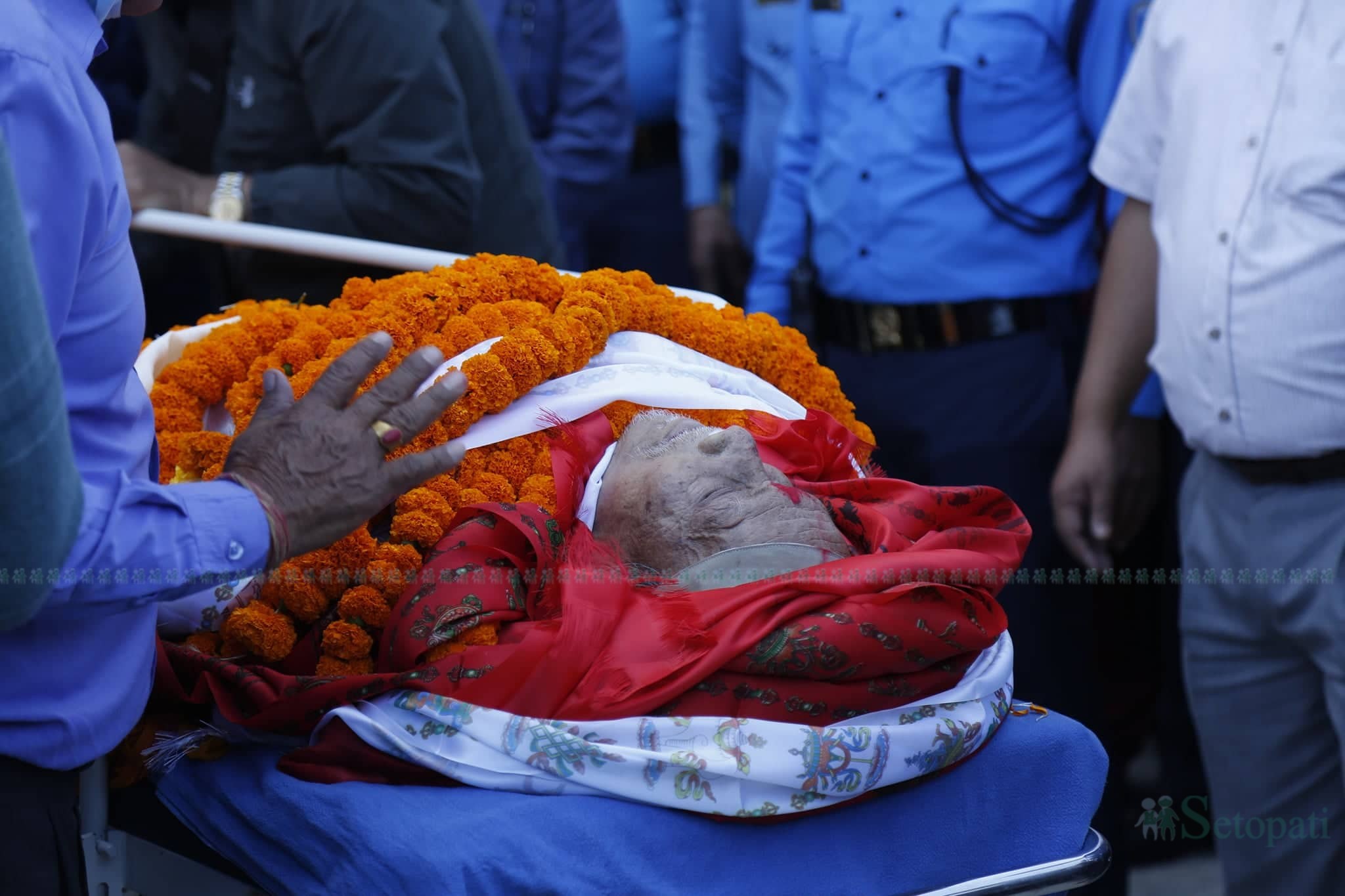 अन्तिम श्रद्धाञ्जलीका लागि राखिएको सत्यमोहन जोशीको पार्थिव शरीर। तस्बिर: नवीनबाबु गुरूङ/सेतोपाटी।