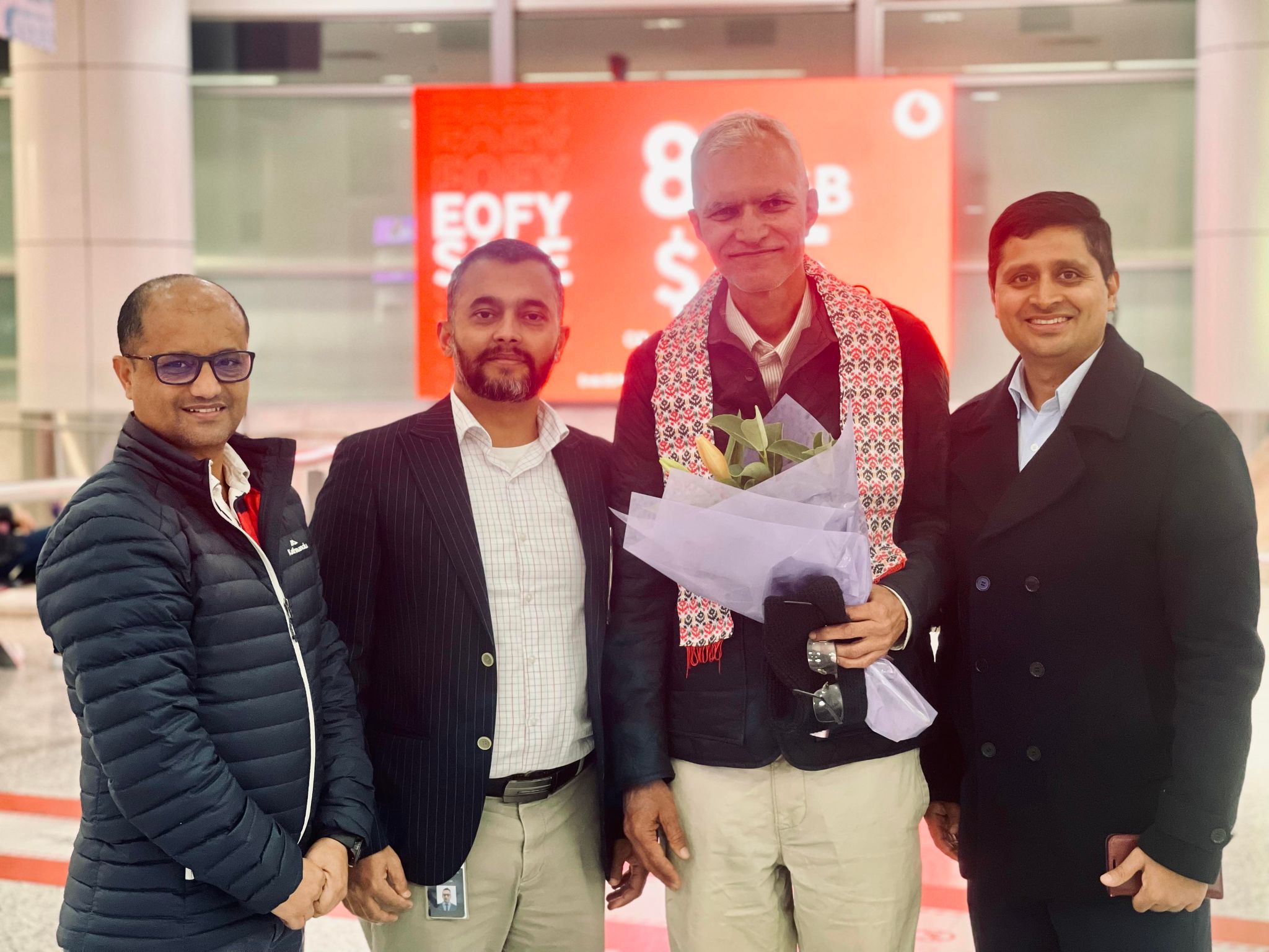 कार्यक्रममा सहभागी हुन सिड्नी आएका लेखक नारायण वाग्लेलाई स्वागत गर्दै लेखक/कवि निस्प्रभ सजी, पत्रकार ऋषि आचार्य तथा कार्यक्रम संयोजक एवं मण्डला लिगलका प्रमुख सन्जिब पाण्डे। तस्बिरः सेतोपाटी