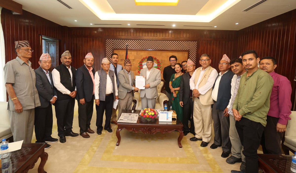 क्वार्ज क्रिष्टल गोरखामै राख्न प्रधानमन्त्री प्रचण्डलाई ज्ञापन पत्र बुझाइँदै।