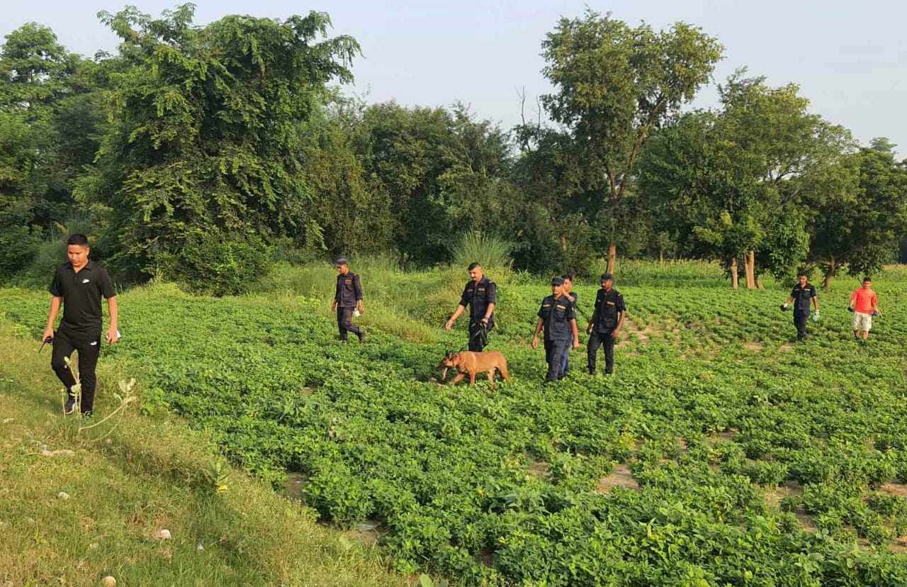 फरार रहेका अजित बुढाको खोजी गर्दै प्रहरी। तस्बिर: प्रहरी