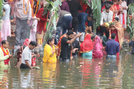 उदाउँदो सूर्यलाई अर्घ्य दिएर सकियो छठ