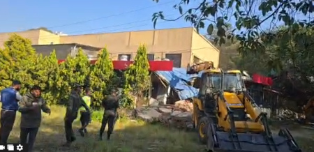 खड्का ल्यान्डले ओगटेको स्काउटको जग्गामा महानगरले चलायो डोजर