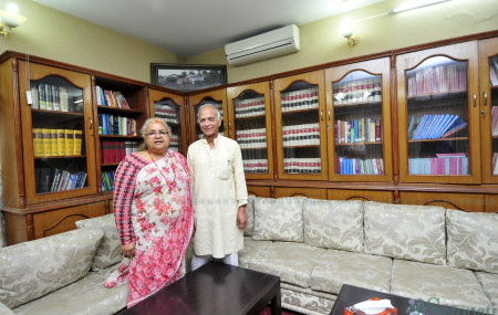 दुर्गा सुवेदी पत्नी सुशीला कार्कीसँग। फाइल तस्बिर: नारायण महर्जन/सेतोपाटी