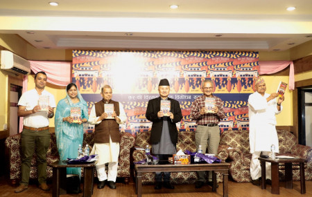 पत्रकार तथा लेखक बसन्त बस्नेतद्वारा लिखित '७२ को विस्मय' पुस्तक शनिबार विमोचन गरिँदै। तस्बिर: सेतोपाटी