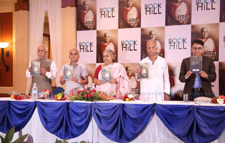 पूर्वप्रधानन्यायाधीश सुशीला कार्कीद्वारा लिखित आत्मकथा ‘न्याय’ को विमोचन कार्यक्रममा पुस्तक सार्वजनिक गर्दै प्रधानन्यायाधीश सुशीला कार्कीलगायत। तस्बिर : निशा भण्डारी