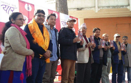एक वर्षअघि आफ्नो कृति सार्वजनिक गर्दै ‘यार’का लेखक नयनराज पाण्डे (दायाँबाट दोस्रो)। फाइल तस्बिर