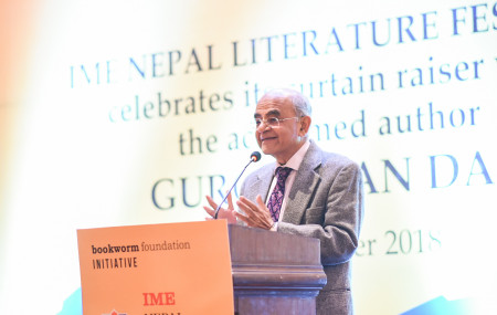 नेपाल साहित्य महोत्सवको शनिबार राजधानीमा आयोजित 'कर्टेन रेजर' मा भारतीय लेखक गुरणचरण दास आफ्नो नयाँ किताबमाथि मन्तव्य दिँदै।