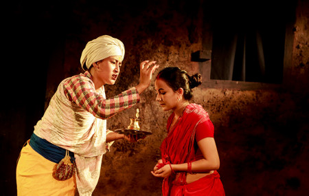 नाटककाे एउटा दृश्यमा कलाकार विनिता गुरुङ र शारदा अधिकारी/तस्बिर: नबीनबाबु गुरुङ
