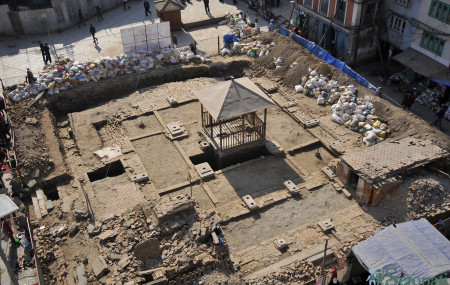 २०७२ को भुइँचालोमा काष्ठमण्डप ढलेपछि देखिएको जग। तस्बिर: नारायण महर्जन/सेतोपाटी