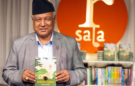 मञ्जुल आफ्नो किताब सार्वजनिक गर्दै । तस्बिरः नेपालय